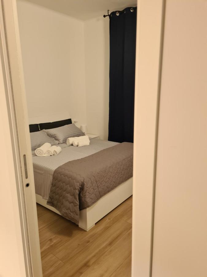 Lu.Na Apartment Bologna Bagian luar foto
